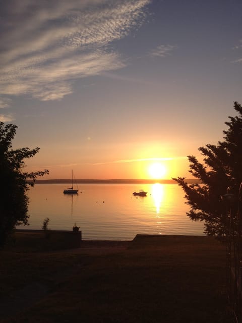 The Beach House on the Sakonnet Bay, with boat ramp and great views 
