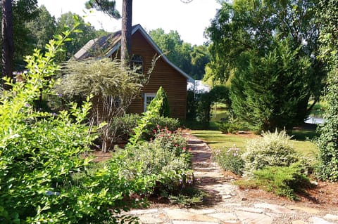 Shalom House B&B pond house
