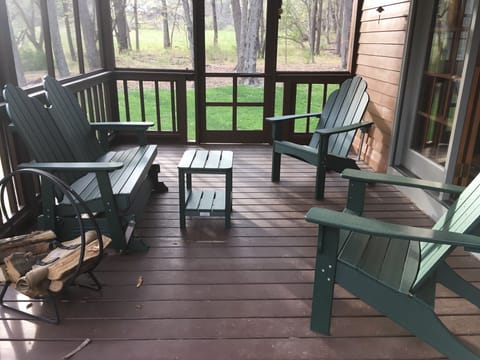 screened in porch - listen to the frogs and the creek, very peaceful!