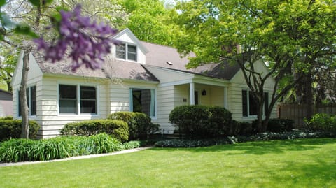 One block from downtown Saugatuck