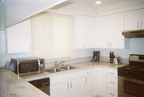New granite counters, white shaker cabinets, recessed lighting & crown moulding