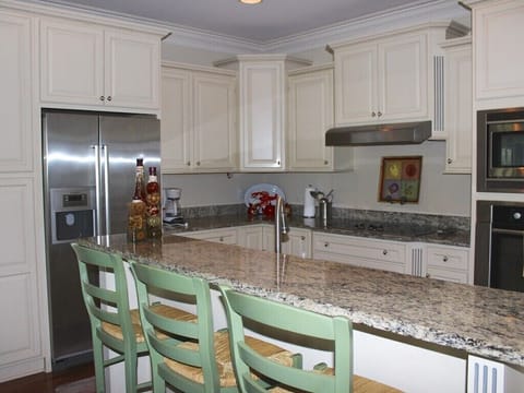 Three additional guests can sit at the counter.