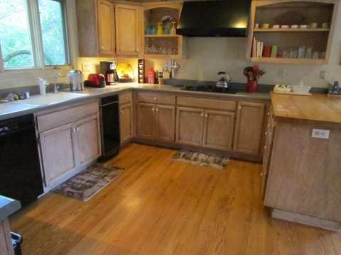Fully Equipped Kitchen in Mustard Cottage