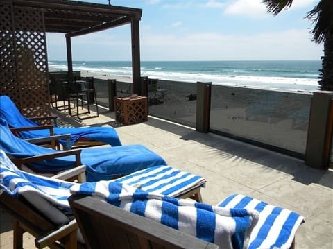 SUN BATHING  ON THE TOP DECK  W TINTED GLASS FOR PRIVACY 