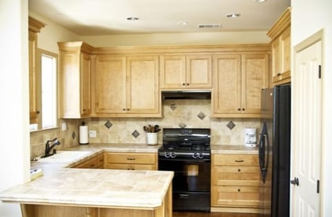 gourmet kitchen - room for many chefs.