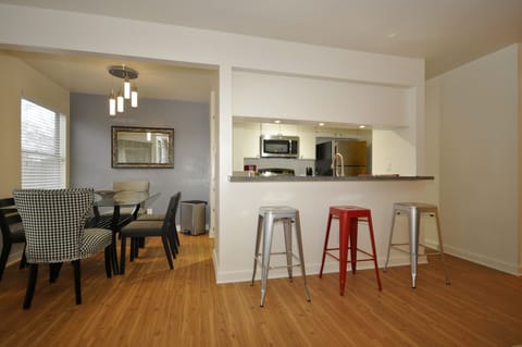           Breakfast Bar 
              seats 3