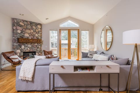 Newly Furnished Living Room w/ Gas Fireplace & Deck 