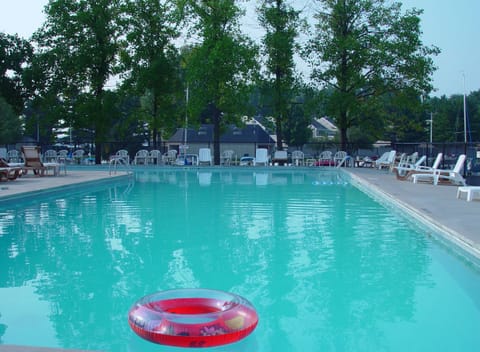 Quiet morning at the pool.
