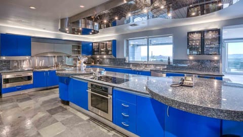 Spacious kitchen w/ island electric stove, gas stove, multiple sinks & ovens