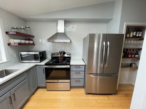 Kitchen- kureig, toaster , hot water kettle 