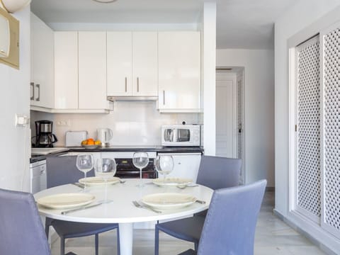 Room, White, Furniture, Interior Design, Property, Building, Kitchen, Ceiling, Countertop, Floor