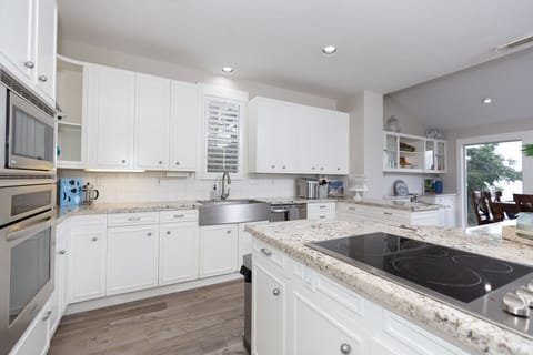 Farmhouse sink with semi-pro faucet, counter ice-maker, Keurig & coffee maker