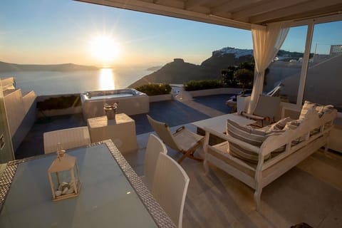 Large private terrace with private 6person jacuzzi and 180° views of the sunset 