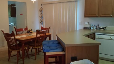 Dining Table/6 Chairs, 2 Barstools, Kitchen w/ Full Size Appliances