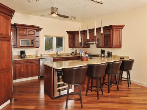 Full Gourmet Kitchen, Island Seating For 4, Wine Cooler, Provisions Availabl