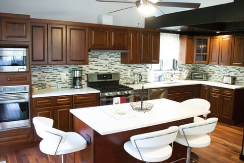 BEAUTIFUL KITCHEN/STAINLESS STEEL/QUARTZ COUNTERTOPS
