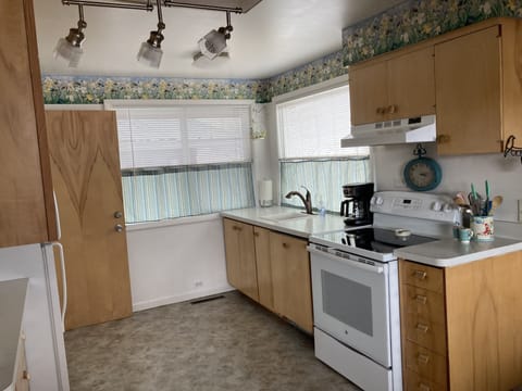 Spacious and well equipped kitchen for either family meals or cooler packing.