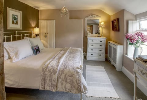 Bay Tree Cottage, Shipton-under-Wychwood:  Pretty bedroom with a king-size bed