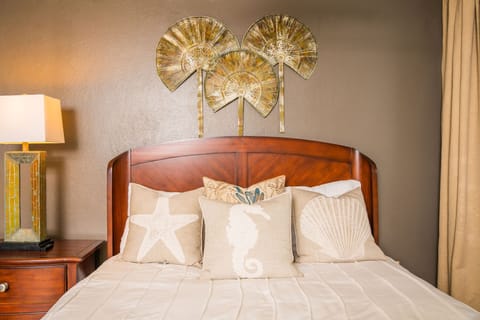 Master Bedroom: queen size bed, air conditioning and walking closet