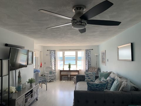 Bright and beautifully appointed living room with air conditioning & sea view. 