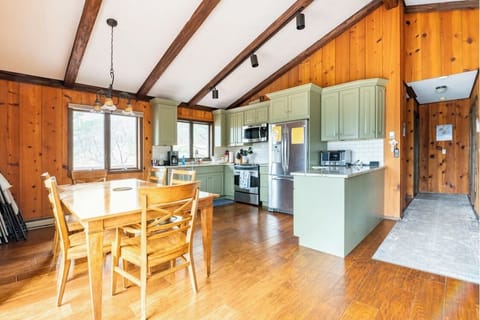 Open concept kitchen, so you can cook, dine and entertain together.