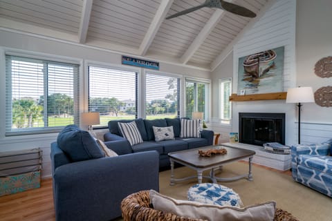 Vaulted ceiling and ample seating