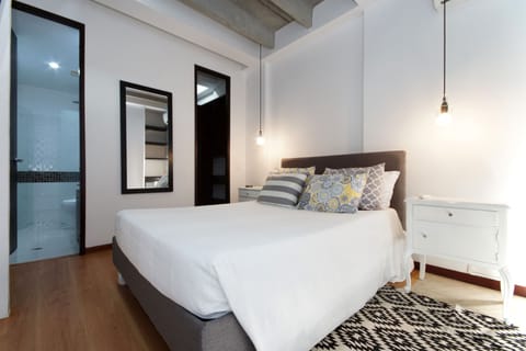 Bathroom and vestier by the bedroom