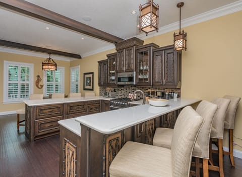 Additional seating for 4 at the kitchen counter.