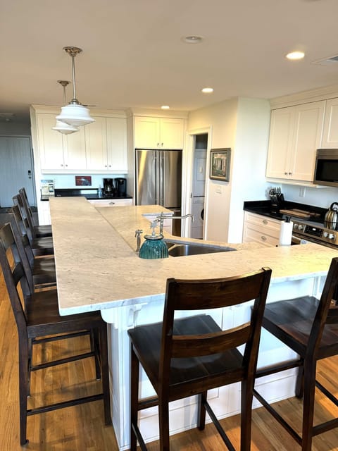 Bar and Kitchen area. Plenty of space to entertain and prepare meals