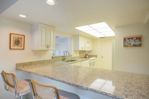 Additional seating at the kitchen counter for 2.