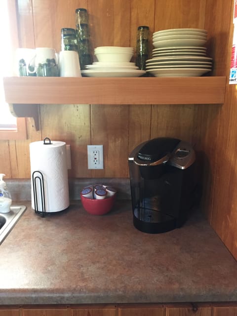 A drip and Keurig coffee maker is provided