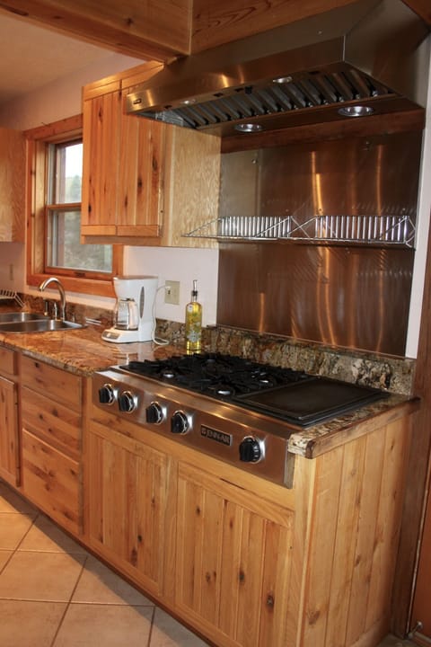 Granit counter tops and a gas range