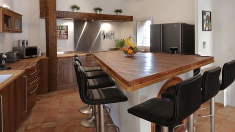 Indoor kitchen - seat 10 at island