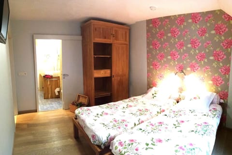 Lits jumeaux dans cette chambre donnant sur l'arrière