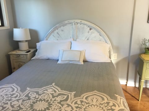 Queen size bed with 4 pillows.