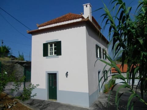 The cottage as you arrive.