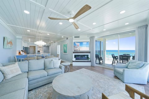 Welcome to Crescent 201, where resort style amenities meet the white beaches of Destin and the emerald waters of the Gulf.