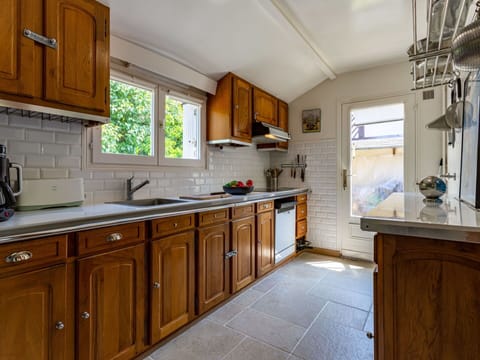 Countertop, Cabinetry, Kitchen Sink, Property, Sink, Tap, Furniture, Plumbing Fixture, Kitchen, Drawer