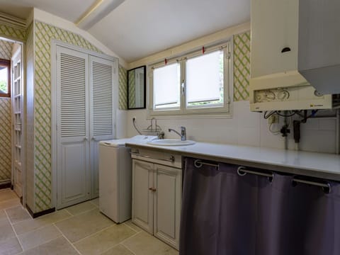 Kitchen Sink, Sink, Tap, Cabinetry, Countertop, Building, Plumbing Fixture, Window, Kitchen, Interior Design