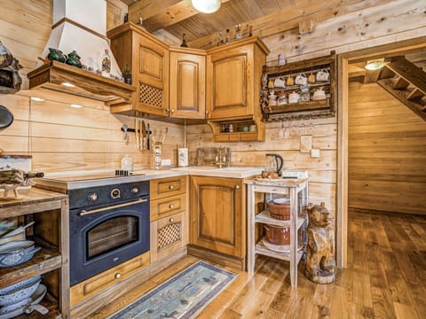 Property, Room, Building, Interior Design, Cabinetry, Kitchen, Furniture, Home, House, Countertop