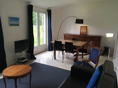 Espace salon salle à manger donnant sur la terrasse et le jardin