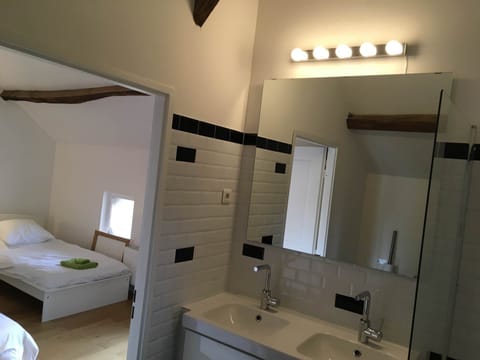 Salle de bain -1er étage : double vasque et baignoire