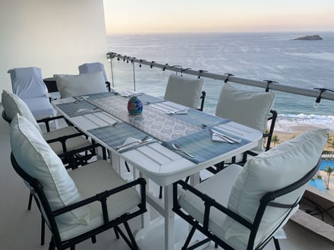 Dine “al fresco” or dine inside on the breakfast bar