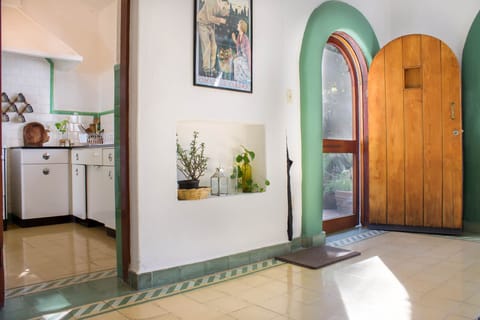 Vista parcial de entrada y cocina/ Partial  view of entrance and kitchen