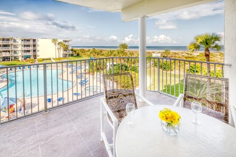 Balcony - Ocean view balcony features a table with seating for six and an electric grill for outdoor barbequing. Perfect spot to relax and unwind!
