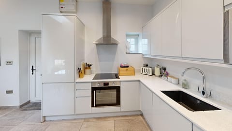 Bwthyn Y Saer: Stylish kitchen with modern appliances