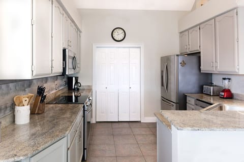 Fully equipped kitchen withall new appliances and granite counter tops