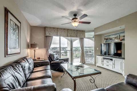 Spacious living room 