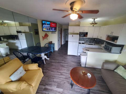 Full kitchen,  Wi-Fi and Cable TV. 