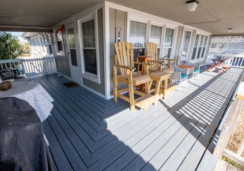 Beach side porch. Relax and unwind! 